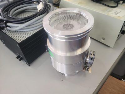 ターボ分子ポンプ／コントローラー／接続ケーブル TURBO VAC 151 写真2