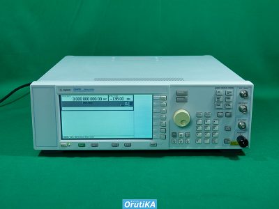 アナログ信号発生器 E4428C (3GHz) 写真1