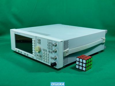 アナログ信号発生器 E4428C (3GHz) 写真2