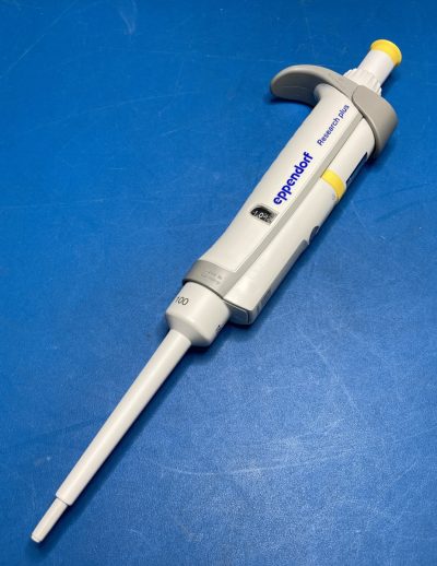 Research plus シングルチャンネル ピペット 10～100μL エッペンドルフ eppendorf 3123000047