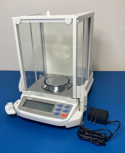 校正用分銅内蔵型分析天びん GR-200 写真1