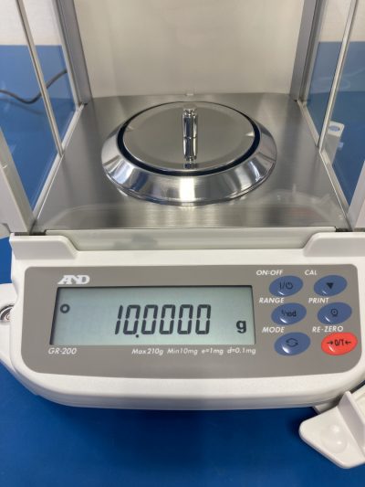 校正用分銅内蔵型分析天びん GR-200 写真2
