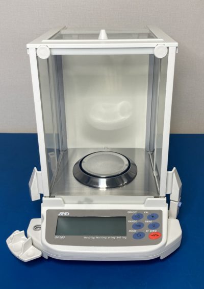 校正用分銅内蔵型分析天びん GR-200 写真3