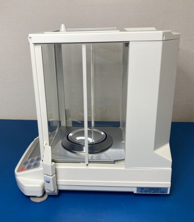 校正用分銅内蔵型分析天びん GR-200 写真4