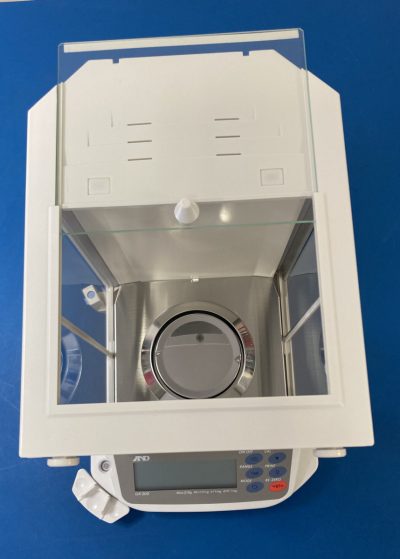 校正用分銅内蔵型分析天びん GR-200 写真8