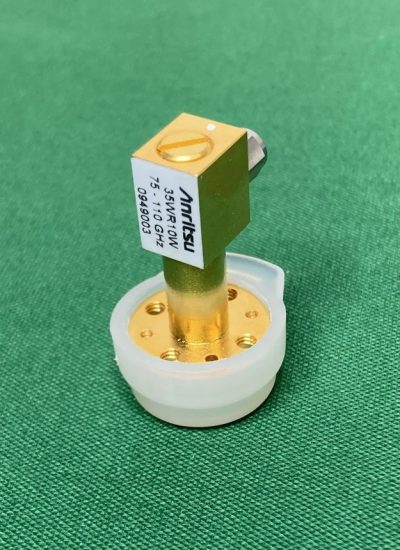 導波管-同軸変換アダプタ WR10-Wコネクタ 75-110GHz 35WR10W 写真1