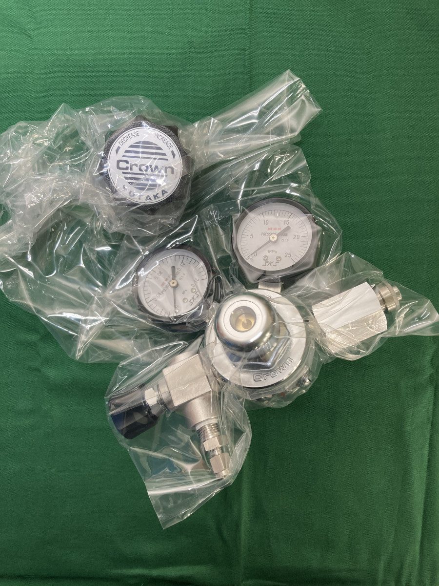 ☆新品・未使用☆ N2ガス用ステンレス製精密圧力調整器 GSN2-4-5AGE-2RF2SW-V ユタカ YUTAKA